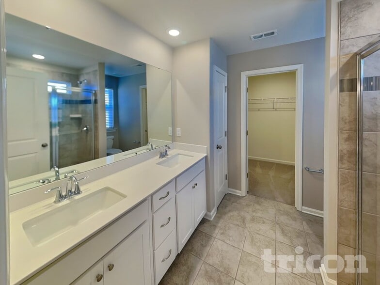 Building Photo - 5810 Oak Br Cir