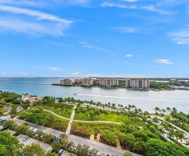 Building Photo - 300 South Pointe Dr