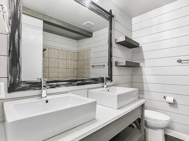 Building Photo - 5330 Balcones Dr