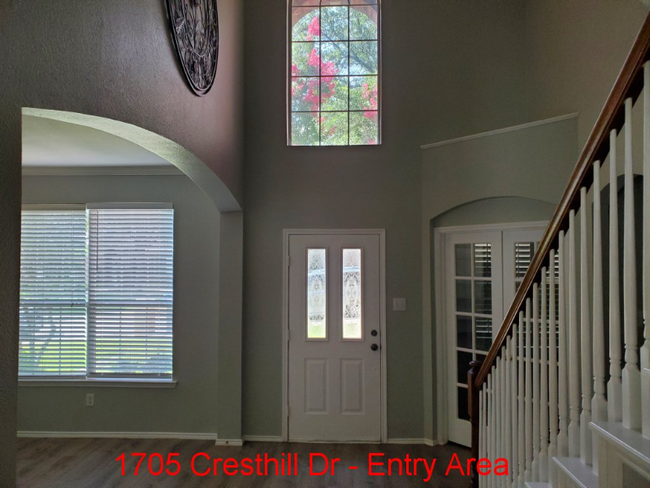 Building Photo - 1705 Cresthill Dr