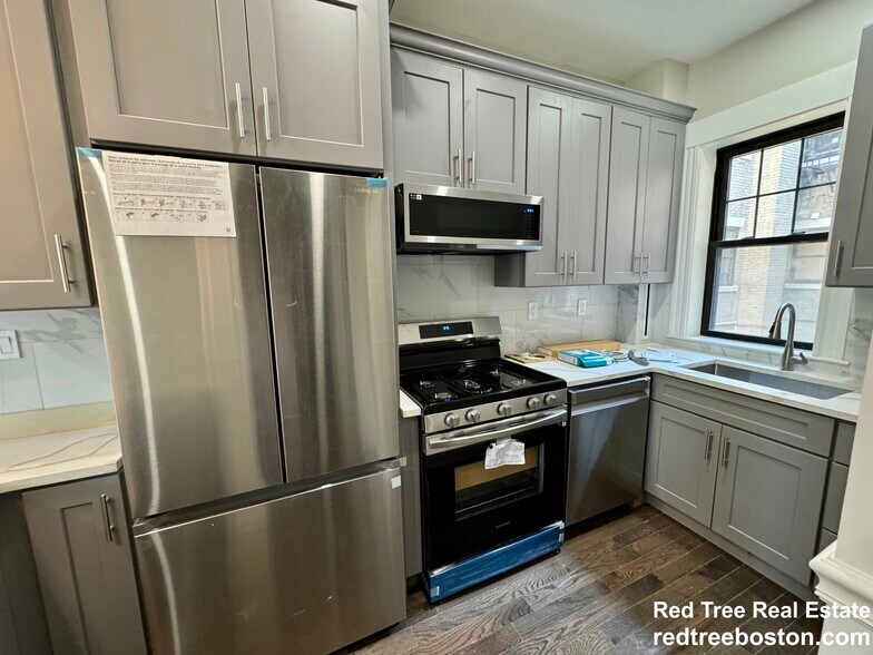 Building Photo - 1572 Commonwealth Ave