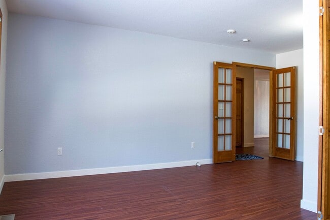 Building Photo - Ranch Style 3 Bedroom Home by Main Street Windsor!