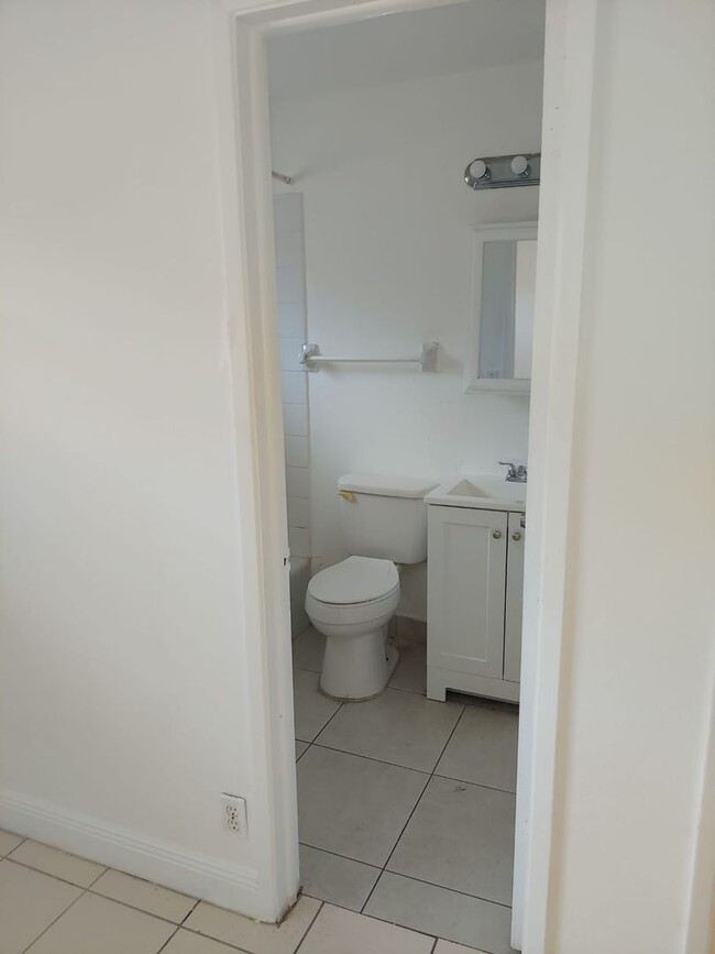 Building Photo - One bedroom for Rent in Pompano Beach