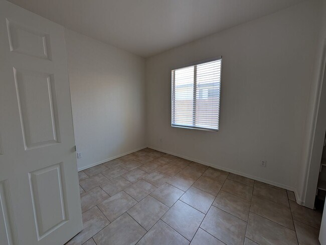 Building Photo - 3 Bedroom 2 Bathroom in Executive Palms Subdivision