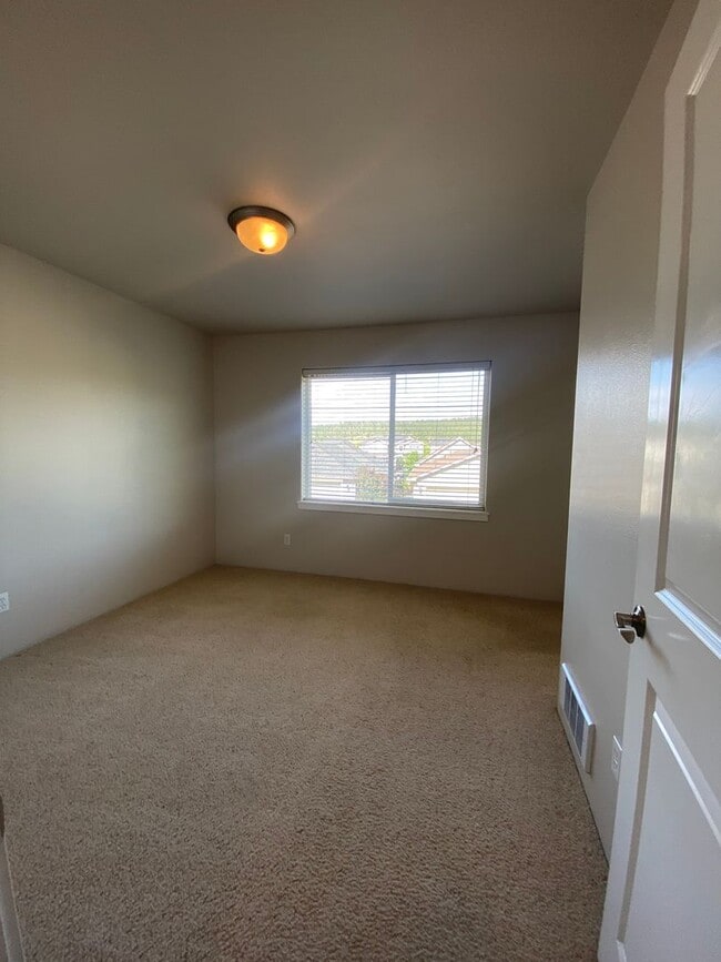 Building Photo - Rare Liberty Lake Townhome in Rocky Hill – 3 Bed, 2.5 Bath End Unit Available July 15th