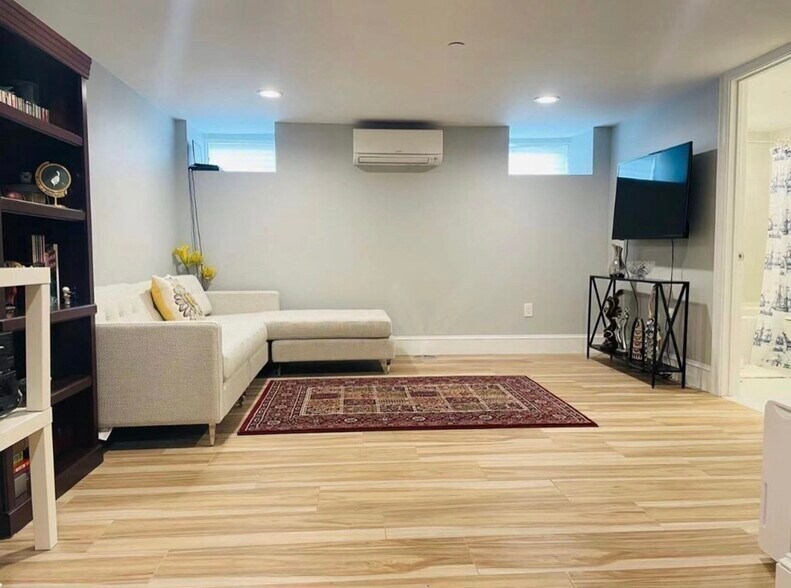 Building Photo - 189 Charles St