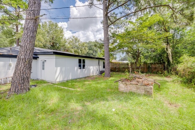 Building Photo - 925 Staley Ave