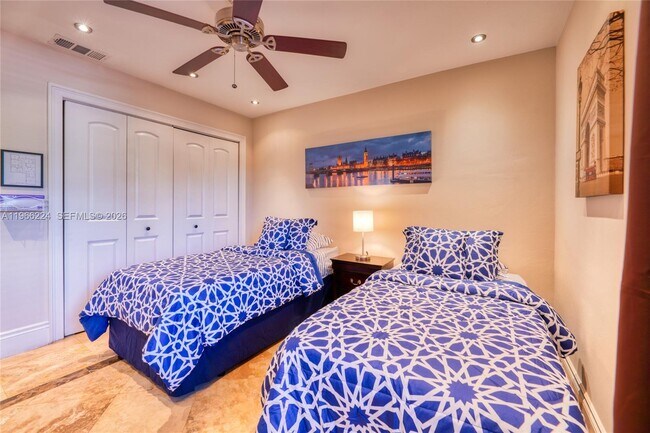 Building Photo - 5826 SW 17th St