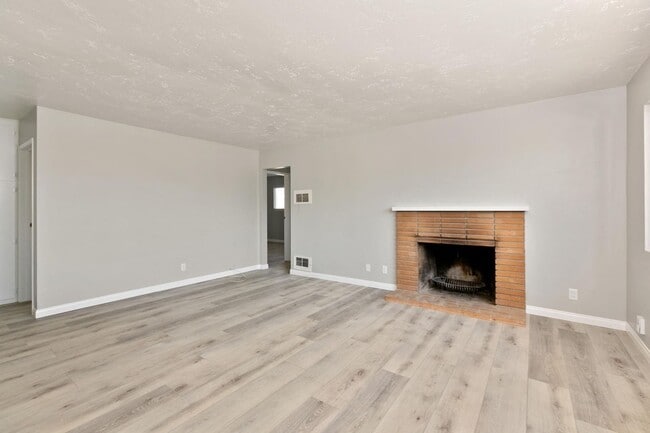 Building Photo - Remodeled Home with Views!