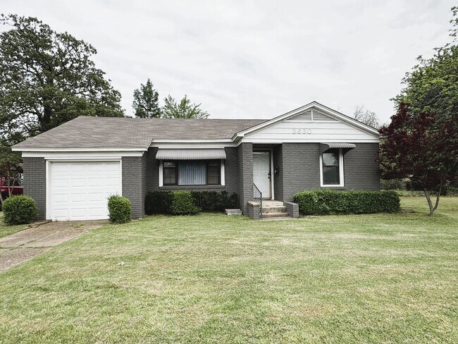 Primary Photo - 3 Bedroom 1.5 Bath home w/fenced yard