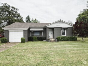 Building Photo - 3 Bedroom 1.5 Bath home w/fenced yard
