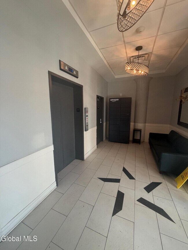 Building Photo - 733 Broadway