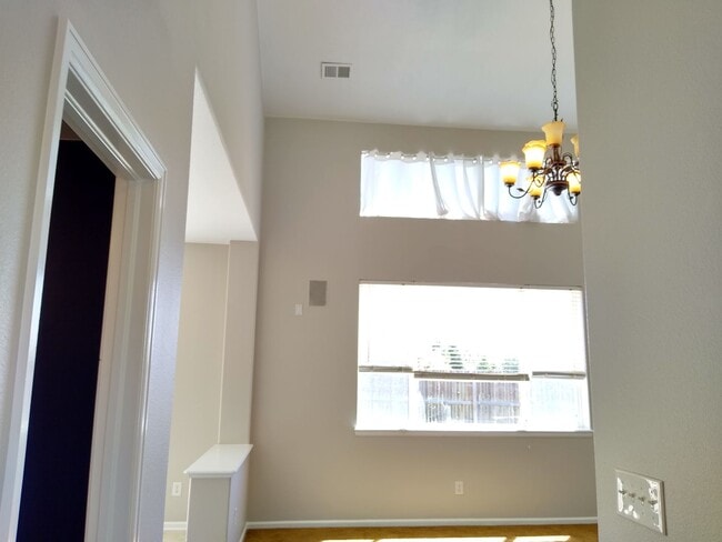 Building Photo - Gorgeous 2 Story 3 Bedroom 2.5 Baths in Da...