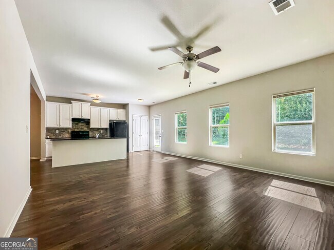 Building Photo - 206 Daisy Cir