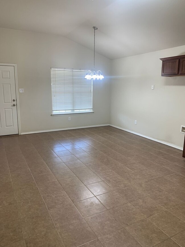 Building Photo - Available NOW! 3 Bedroom 2 bath 2 car garage in Fox Ridge!