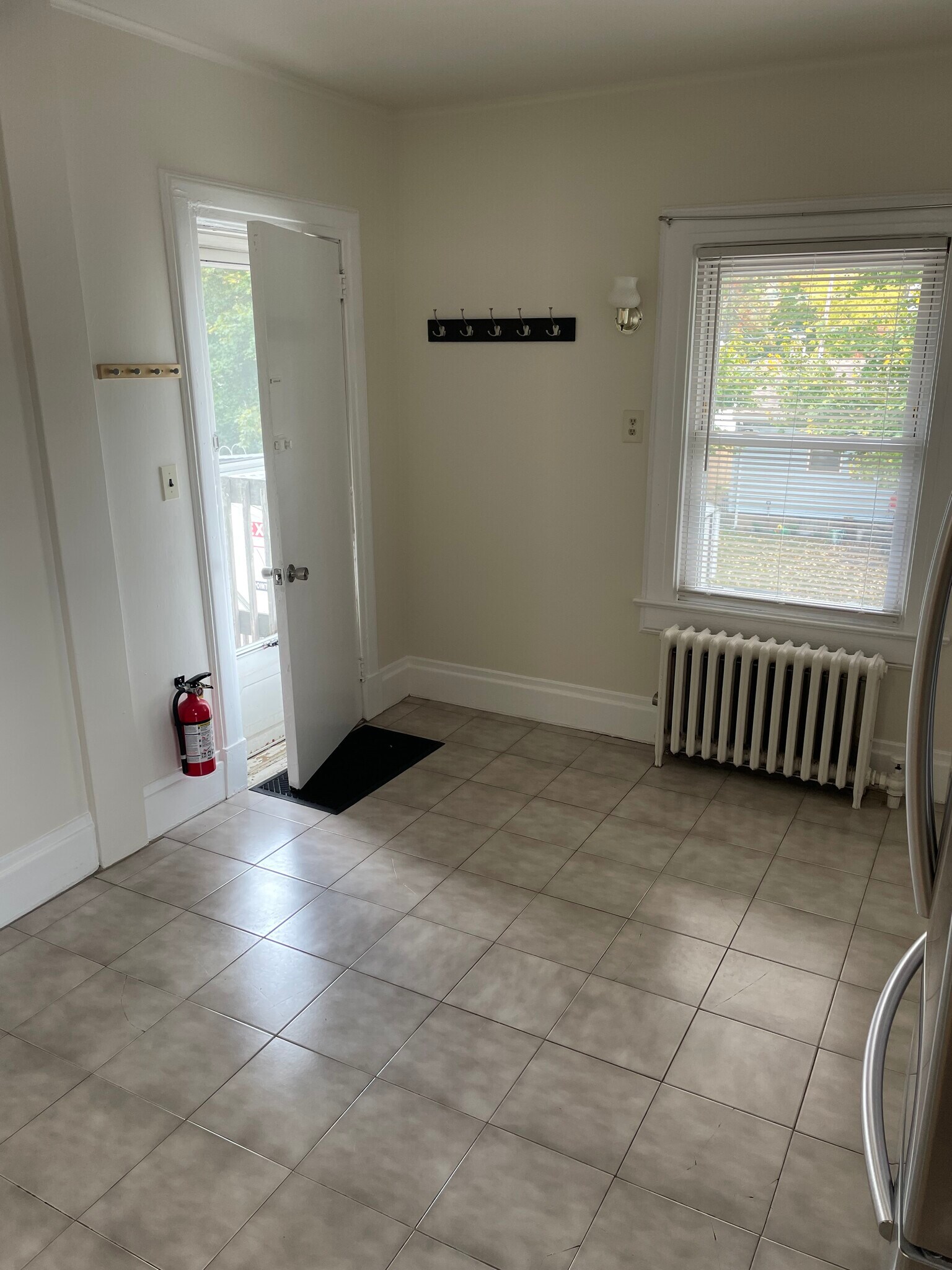 Kitchen/Entrance - 498 Ringwood Ave