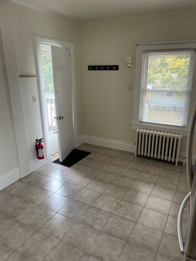 Kitchen/Entrance - 498 Ringwood Ave