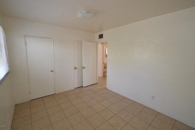 Building Photo - 4525 E Montecito St