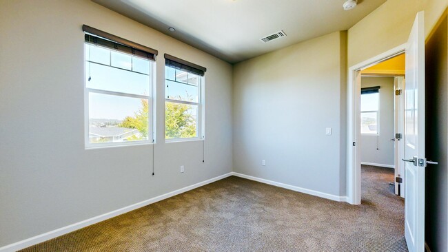 Building Photo - Rare Santa Rosa Four Bedroom house in Desi...