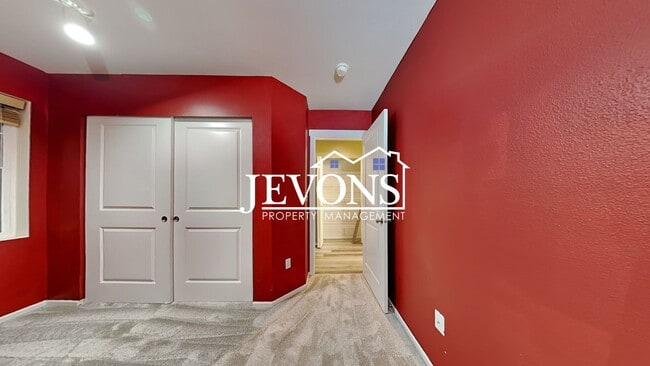 Building Photo - Experience this beautiful SeaTac single-family home with an equipped kitchen, high ceilings, near...