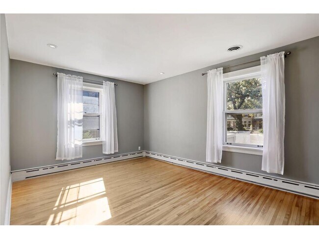 Building Photo - 1720 Mt Curve Ave