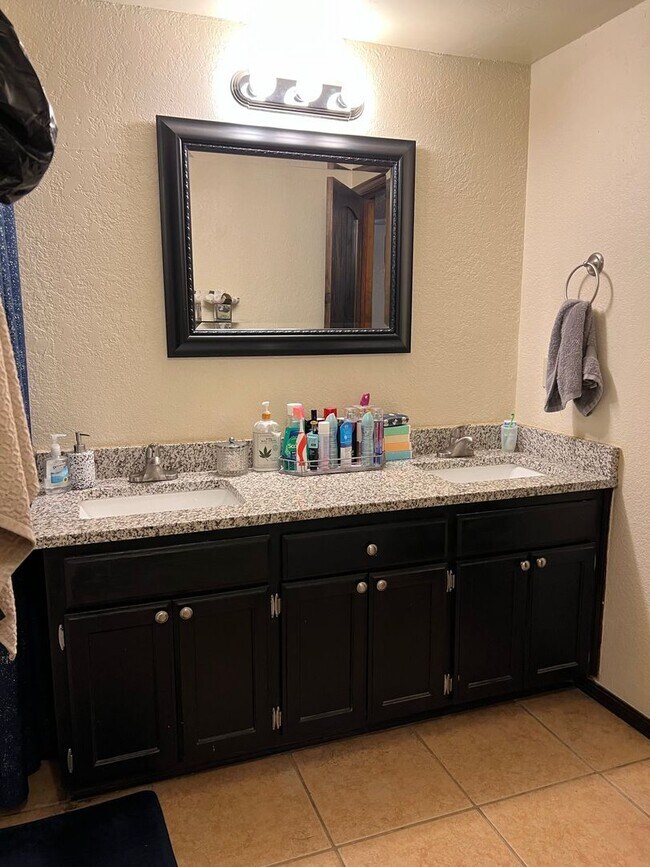 Building Photo - 4-bed 2-bath 2-car For lease SW Moore