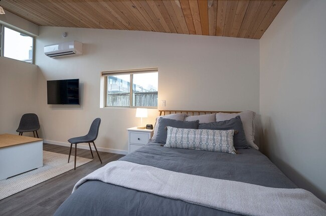 Building Photo - Fully Furnished Bungalow with Studio Livin...