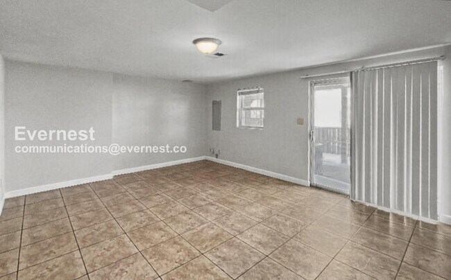 Building Photo - 3 Bed/1.5 Bath Townhome with Fenced Yard / Pet-Friendly / Vouchers Accepted / Available Now!