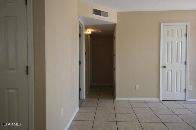Building Photo - 9145 Begonia Pl