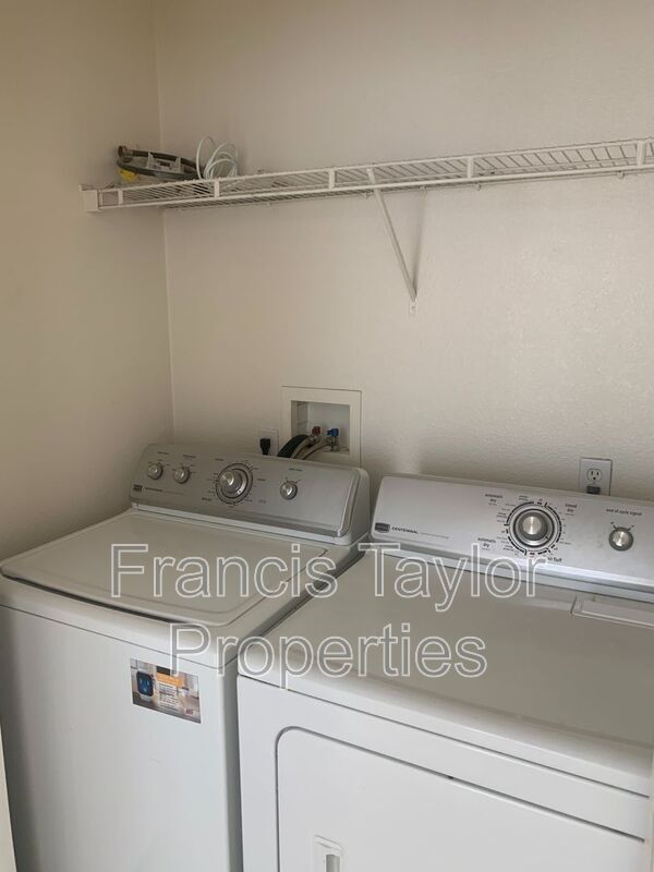 Building Photo - 870 N Fig St