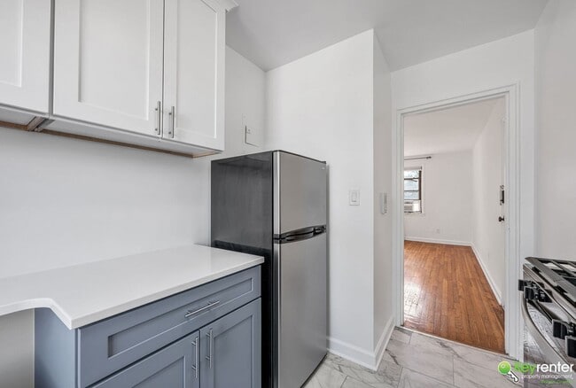 Building Photo - Renovated Studio with easy access to NYC