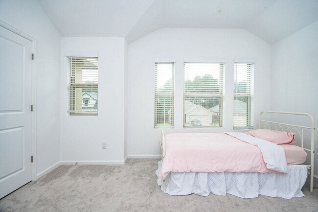 Building Photo - 28722 Mount Bonnell Dr