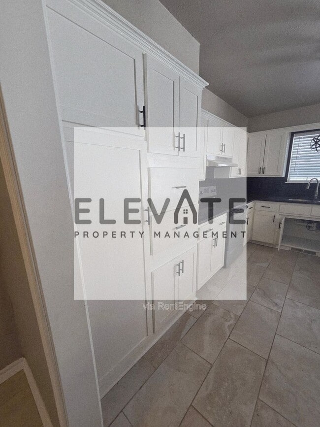 Building Photo - 1809 N Oakhill Rd