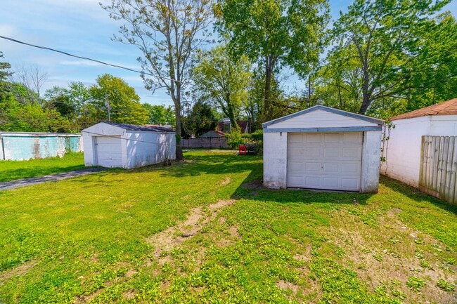 Building Photo - 870 S Waverly St