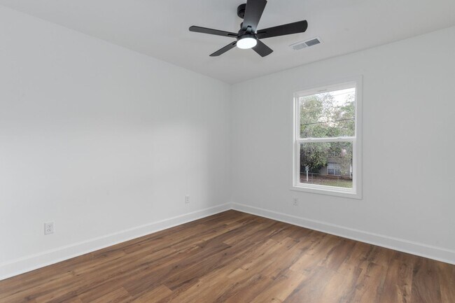 Building Photo - Pre-Leasing for the 26-27 School Year! Unbeatable Location