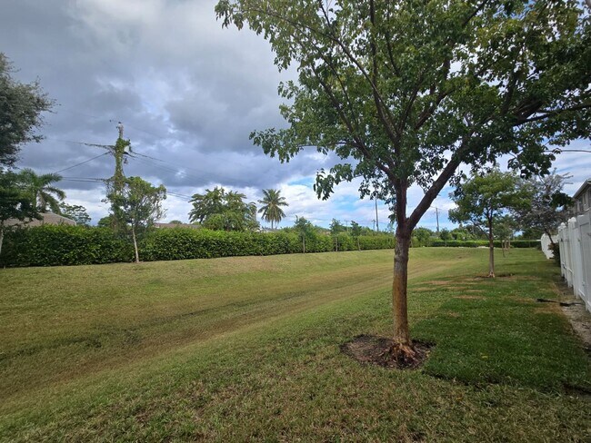 Building Photo - Bright and Easy-Living Home in Riviera Beach