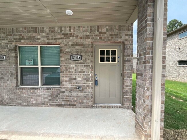 Building Photo - 814 W Trickey Ln