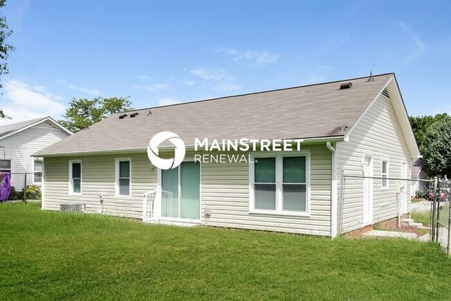 Building Photo - 3 Bedroom Pet-Friendly Home in GREENSBORO,...