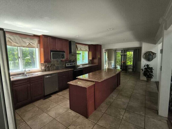 Building Photo - 421 E Hyerdale Dr