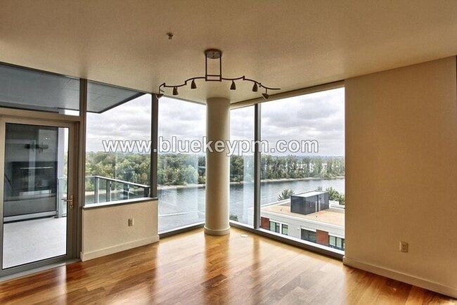 Building Photo - 2 Bed, 2 Bath Condo with Den at Atwater Place in Portland