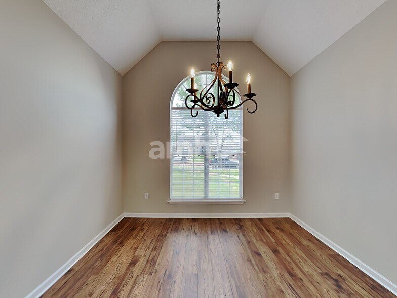 Building Photo - 1900 Roy Dr