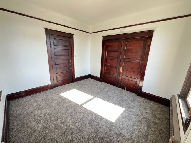 Building Photo - 2+ Bedroom Apartment - AVAILABLE AUGUST 1st!