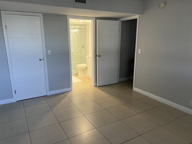 Building Photo - 625 S Royal Crest Cir