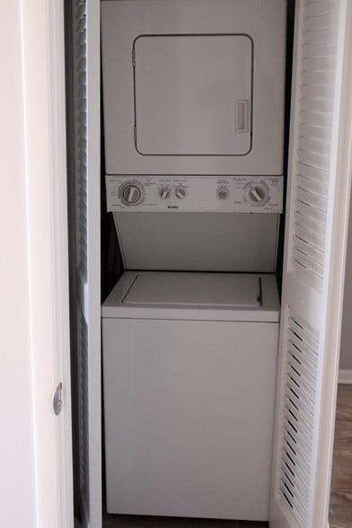 Washer/Dryer in Unit! - 2841 S Wakefield St