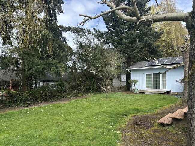 Building Photo - 795 E College St