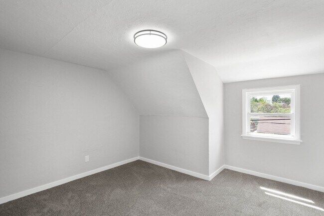 Building Photo - Charming 2 bedroom home in Versailles available August 1!