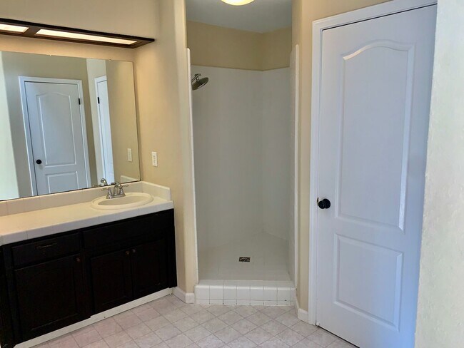 Building Photo - Beautifully Updated 4/2.5 near Woodward Park