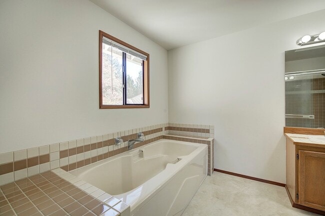 Building Photo - 4Bd/2.5Ba Sammamish Home