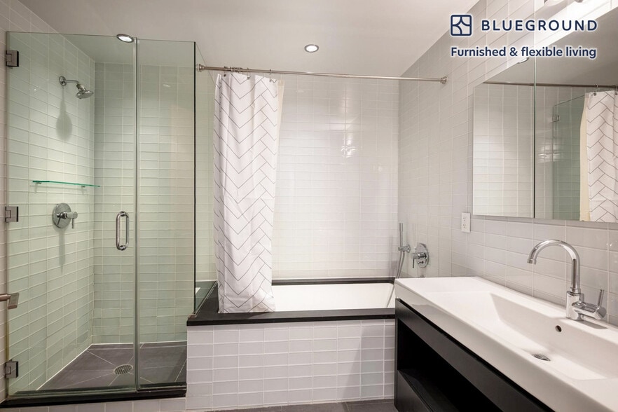 Building Photo - 550 W 54th St