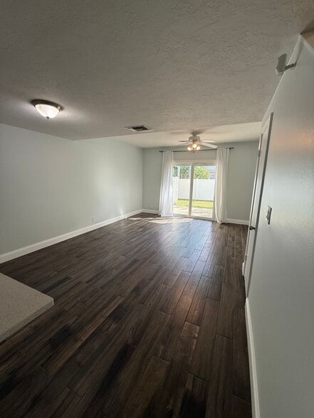 Building Photo - 2877 NE 15th St